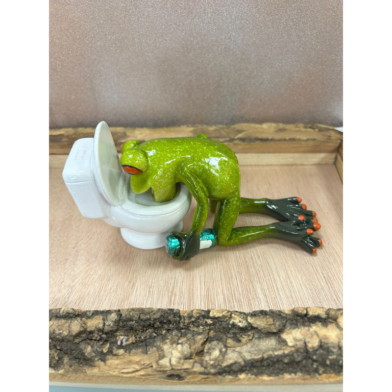 Frosch vor der Toilette – 14 x 8 cm, handbemalt