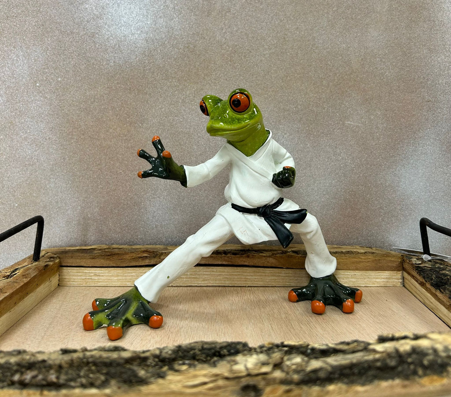 Frosch im Kampfsportanzug – 16 cm, handbemalt