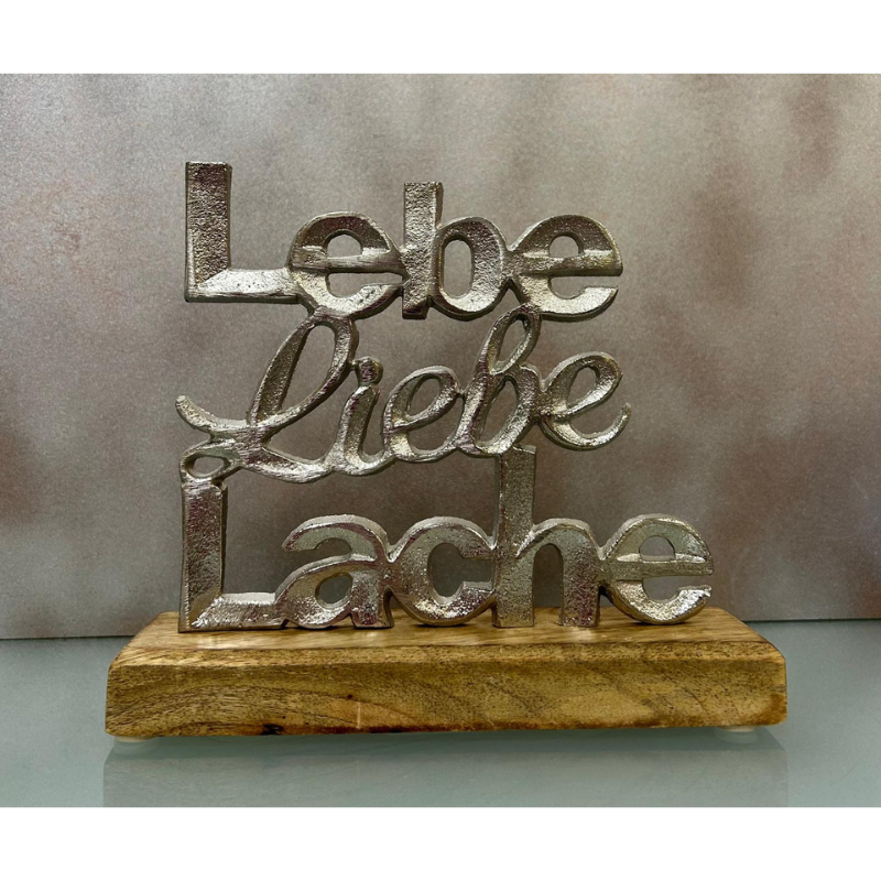 Schriftzug „Lebe Liebe Lache“ auf Sockel – 18 x 16 cm, Aluminium &amp; Mangoholz