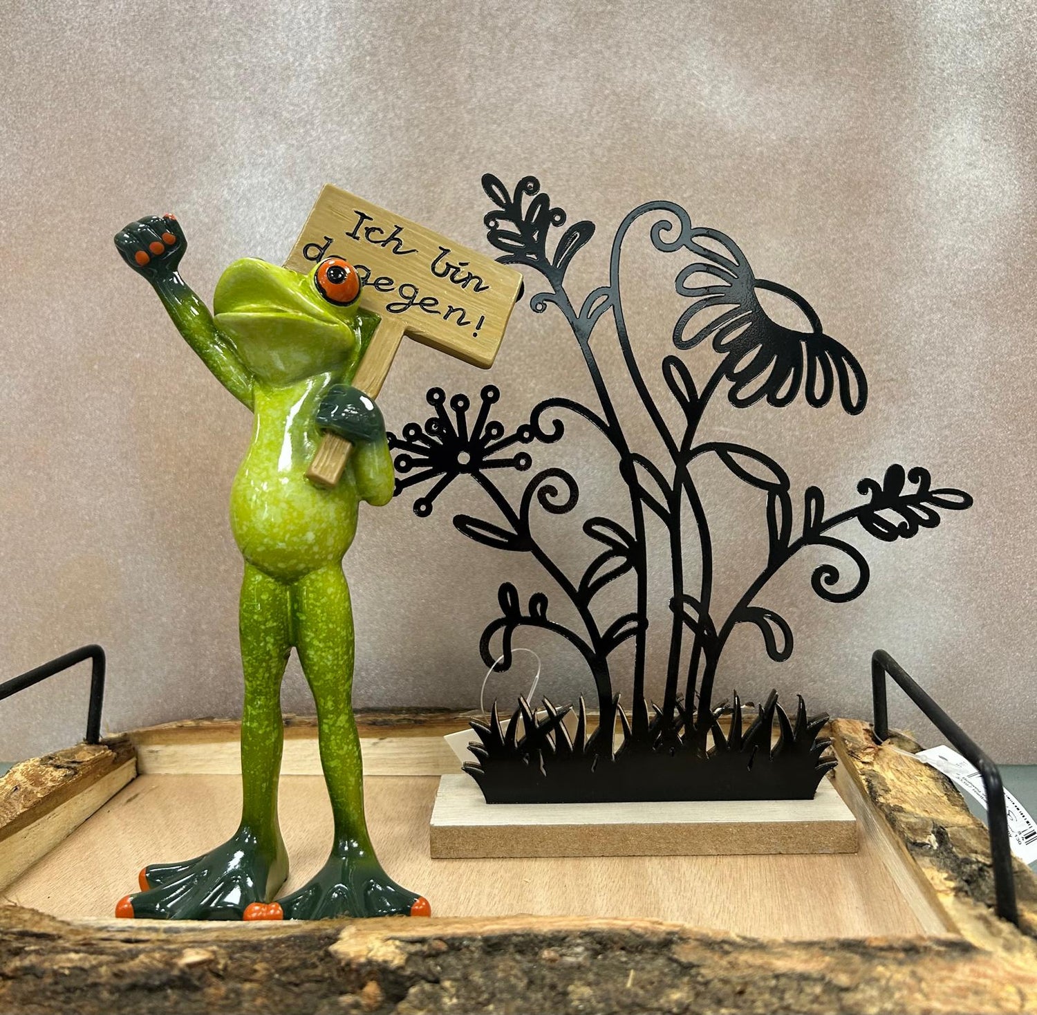 Frosch mit Schild „Ich bin dagegen“ – 20 cm, handbemalt