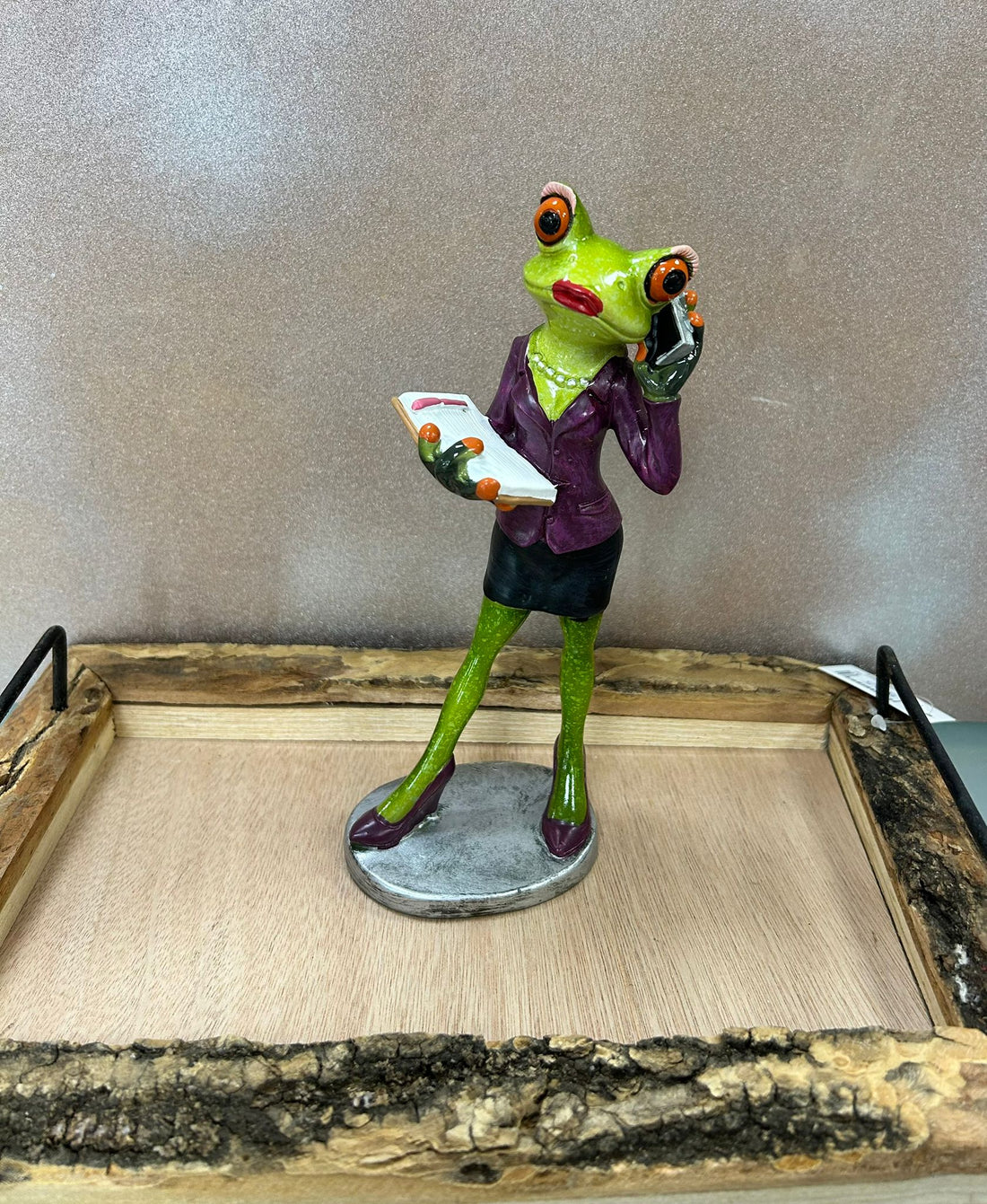 Frosch-Managerin mit Handy – 17 cm, handbemalt