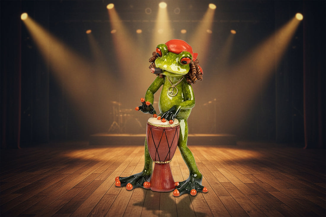 Frosch stehend als Reggea Musiker mit Trommel, hellgrün, 15 cm