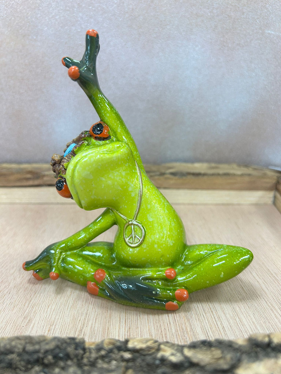 Meditierender Frosch mit erhobenem Arm – 8 cm, handbemalt