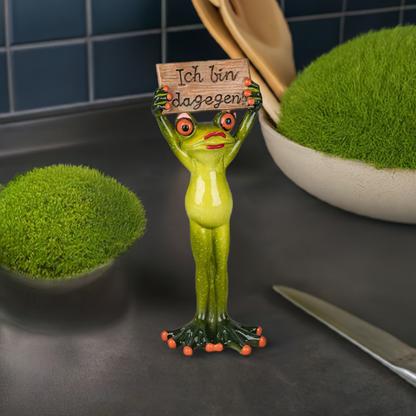 Frosch-Dame mit Schild „Ich bin dagegen“ – 20 cm, handbemalt